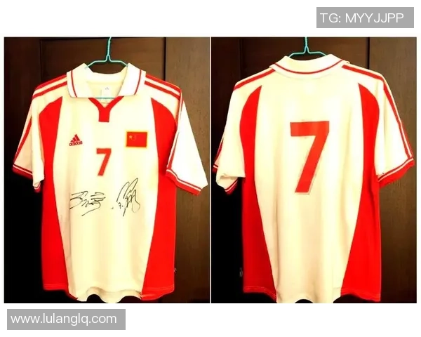 十号红色球衣足球明星的历史与成就解析